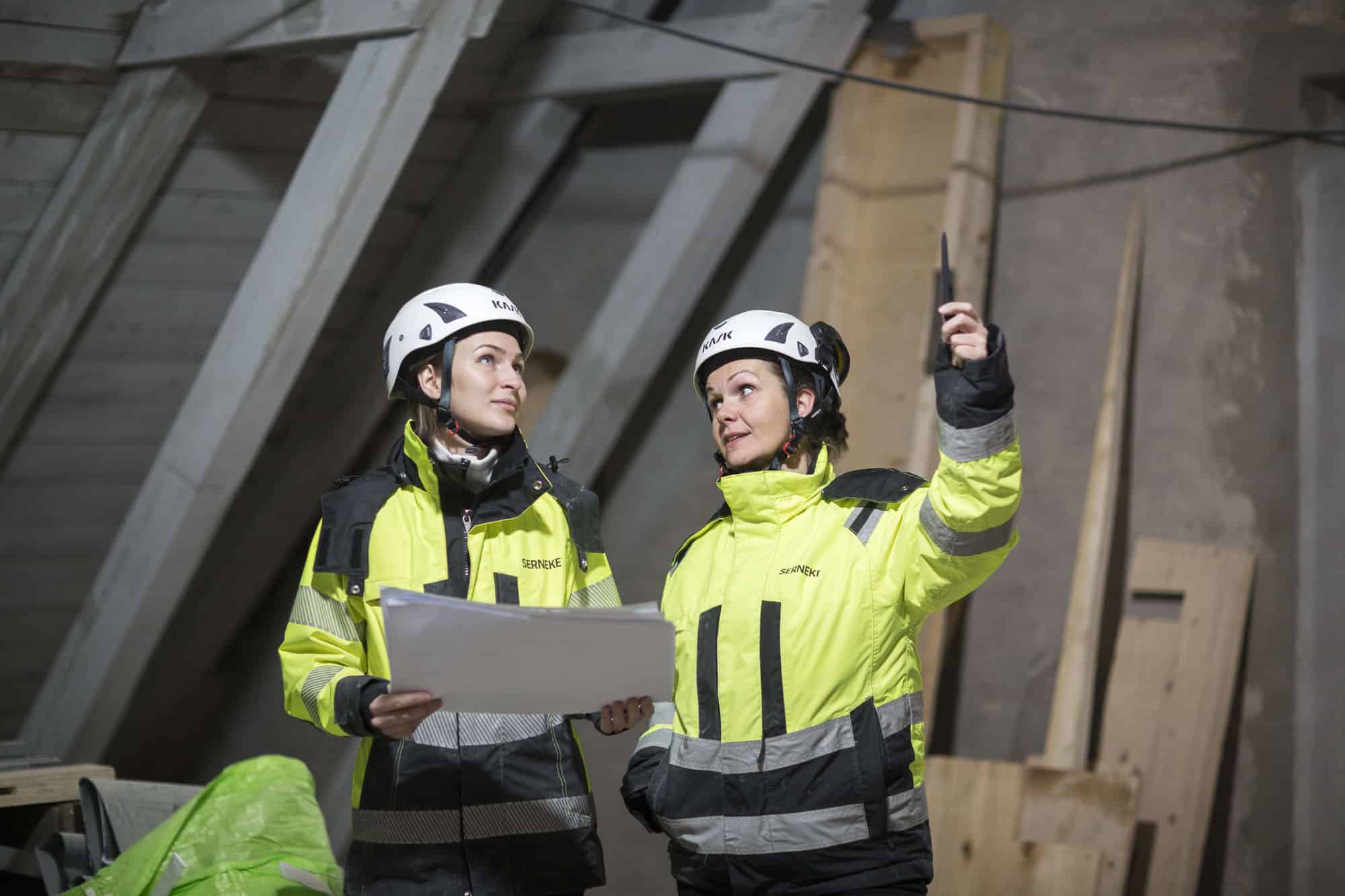 två kvinnor i arbetsuniform arbetar som Arbetsledare bygg och anläggning