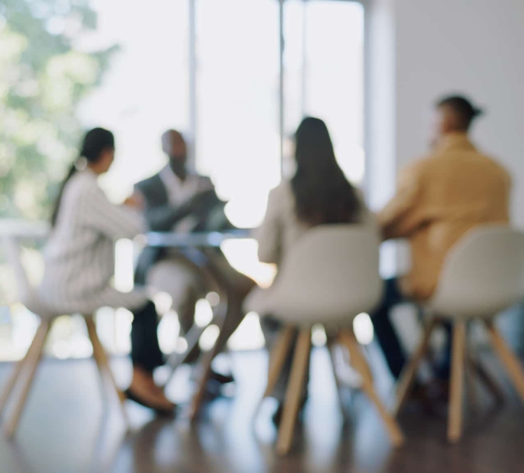 Personer runt ett bord på ett företag